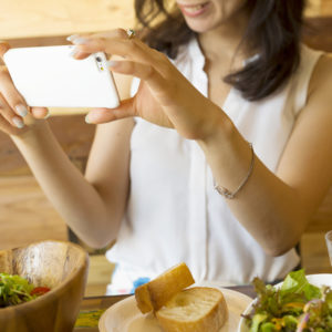 意識高い系？SNS依存症？婚活デート中にSNS用の写真を撮る女性にドン引き
